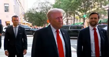 Испорченный ужин: протестующие назвали Трампа "Гитлером нашего времени" (видео)