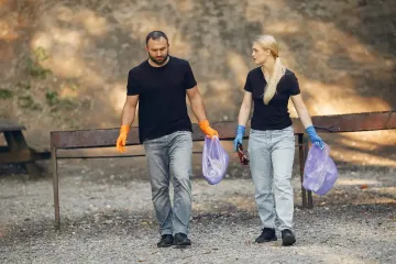 Пара убирала мусор в саду и наткнулась на неожиданный сюрприз (видео)