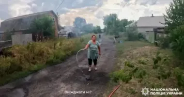 Поліцейські показала евакуацію з палаючої Ярової на Донеччині, де окупанти вбили 25 осіб