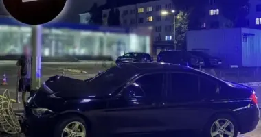 Без прав і напідпитку: у Києві 18-річний керманич влетів в електроопору