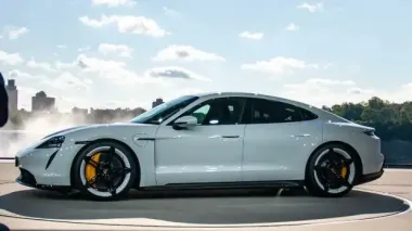 Porsche шокировали фанатов: готовит самый дешевый кроссовер со "старомодным" двигателем