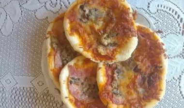Мини-пицца с ветчиной и грибами: и на ужин, и на завтрак, и на перекус в школу, рецепт