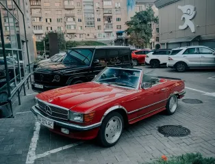 Яркая звезда 80-х: в Киеве заметили редкий заряженный спорткар Mercedes-AMG (фото)