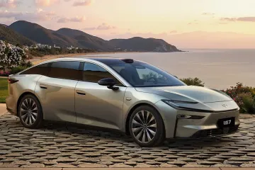 Лучше Camry и Avalon: Toyota представила недорогую альтернативу Tesla Model S (фото)