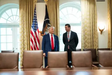 Трамп назвал "животным" убийцу Чарли Кирка: ФБР показало кадры побега подозреваемого (фото, видео)