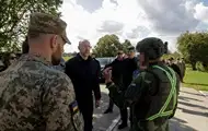 Шмыгаль посетил полигон в Великобритании, где обучают украинских военных