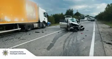 На Івано‑Франківщині Mazda зіткнулася з вантажівкою – водій легковика загинув