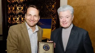 Poroshenko discusses developments in defense industry with Sikorski
