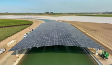 Солнечные панели "парят" над водой: какие две важных проблемы решает технология (фото)