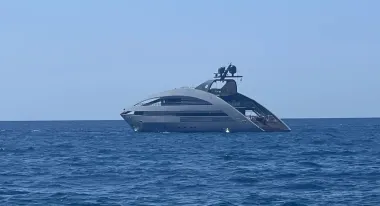 Гигантское судно с таинственным силуэтом сняли в море: что это за объект (фото)