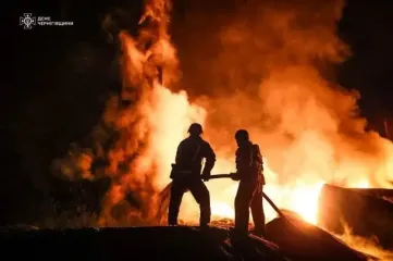 Россия атаковала спасателей в Нежине, когда те тушили пожар после "прилета" (фото)