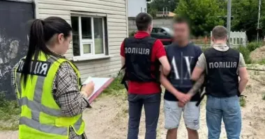 Обіцяв жінці "допомогти" її чоловіку: у Києві затримали ділка, який "торгував" зняттям з розшуку