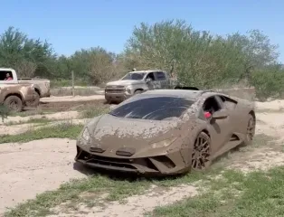 Не боится грязи: лимитированный суперкар Lamborghini проверили на бездорожье (видео)