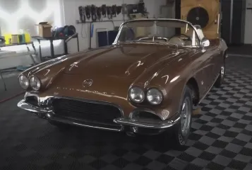 Помыли впервые за 53 года: в старом гараже обнаружили культовый Chevrolet Corvette (видео)