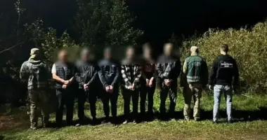 На Закарпатті прикордонники затримали групу порушників, які заплатили від 8 до 12 тис. доларів, щоб втекти з України