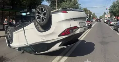 В Киеве Lexus перевернулся на крышу после столкновения с учебным авто: есть пострадавший