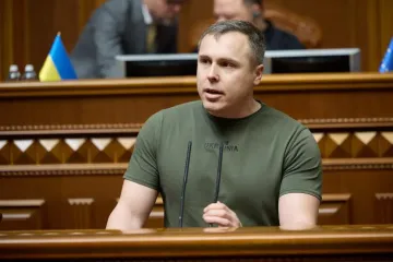 "Должны готовиться быть офицерами": в Раде раскритиковали разрешение на выезд юношей до 22 лет (видео)
