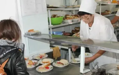 Важливо для всіх батьків: чим можуть годувати дітей у шкільних буфетах