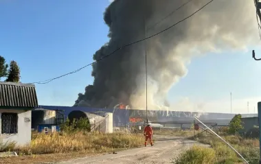Під Києвом горить склад логістичного центру через ранкову атаку дронів (фото)