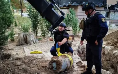 During one of Russia’s airstrikes on Kherson, several aerial bombs were dropped — one of them did not detonate. PHOTOS
