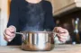 Старі каструлі сяятимуть, наче щойно з магазину: для цього знадобиться копійчаний продукт