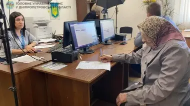 В Павлограде 101-летняя бабушка впервые оформила загранпаспорт, чтобы выехать в Германию