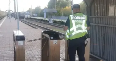 На залізниці в Києві 13-річний підліток впав між вагонами і втратив ногу