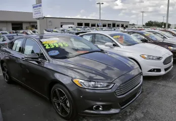 Украинцы покупают больше авто из США: самые популярные "битки" (фото)