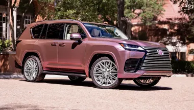 Салон красоты на колесах: дебютировал необычный внедорожник Lexus в стилистике Барби (фото)