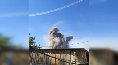 В Донецке слышали мощные взрывы: густой дым поднялся возле завода ДЗТО (видео)