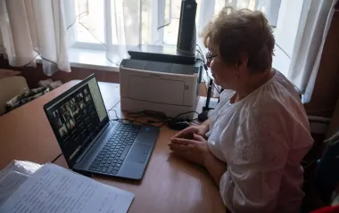 Учителя из прифронтовых громад смогут получать зарплату и учиться онлайн: условия МОН