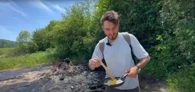 Блогери посмажили яєчню на грязьовому вулкані в Україні: що вийшло