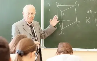 Пенсия за выслугу лет для учителей 2025: какие условия и кто имеет право оформить