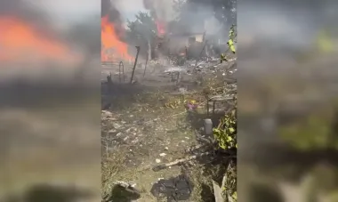 ВС РФ массированно атаковали Доброполье: жилые дома в огне (видео)