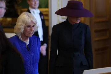 Эксперт по языку тела рассказал, почему Мелания Трамп надела в Виндзоре гигантскую шляпу (видео)