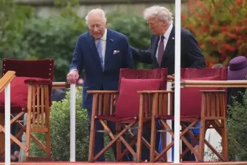 Трампа критикуют за нарушение этикета во время встречи с королем Чарльзом: что произошло (видео)