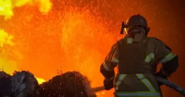 Ворожий обстріл: горіли склади та приватний будинок на Київщині