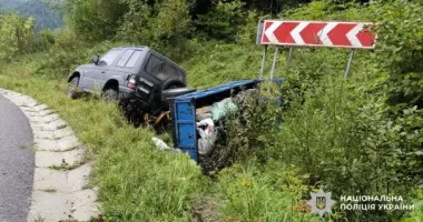 На Львівщині позашляховик з'їхав з дороги та перекинувся: загинув чоловік
