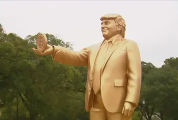 Возле Капитолия установили золотую статую Трампа: соцсети уже сравнивают президента с Ыном (фото)