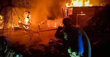 Згорілі будинки й техніка: ДСНС показала наслідки нічної атаки на Київщину