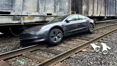 Направил электрокар под поезд: в автопилоте Tesla обнаружили опасный дефект (видео)