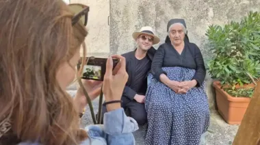 Живое сокровище: 94-летняя итальянка стала приманкой для туристов (фото)