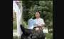В Китае мужчина более 10 лет ездит на страусе вместо автомобиля