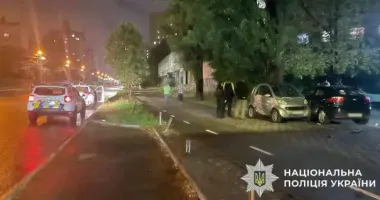Подвійне ДТП у столиці: водій врізався в дерево, а потім його збив інший автомобіль