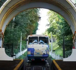 Нічний обстріл Києва: не працює оплата карткою у швидкісному трамваї та на фунікулері
