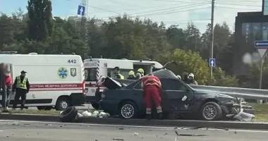 ДТП на Кільцевій у Києві: відбійник наскрізь проштрикнув авто, загинув чоловік