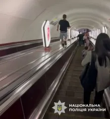 19-летний парень бегал между эскалаторами в метро Киева: ему грозит до 5 лет (фото)