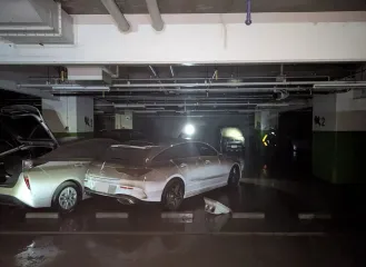 Mercedes, Lexus и BMW: сотни дорогих авто четыре дня стояли затопленными на паркинге (фото)