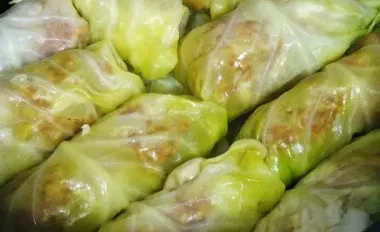 Капусту для голубцов никогда не варите в кастрюле: лайфгак, который поможет сделать это за 10 минут