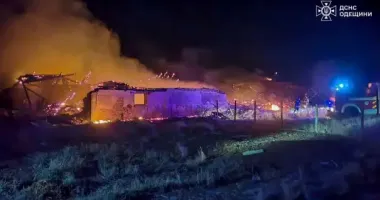 Россияне ударили по Одесщине: разрушен склад на ферме, возник пожар